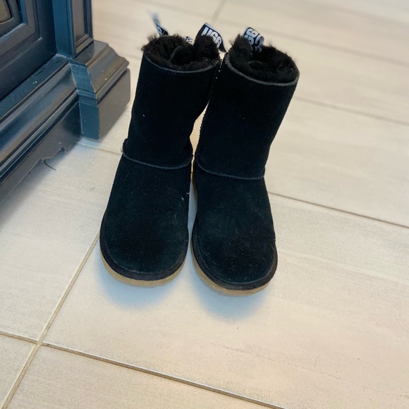 UGG Bailey Bow II, like new black, girls size 4 boots ! Great for school uniform - Picture 3 of 6